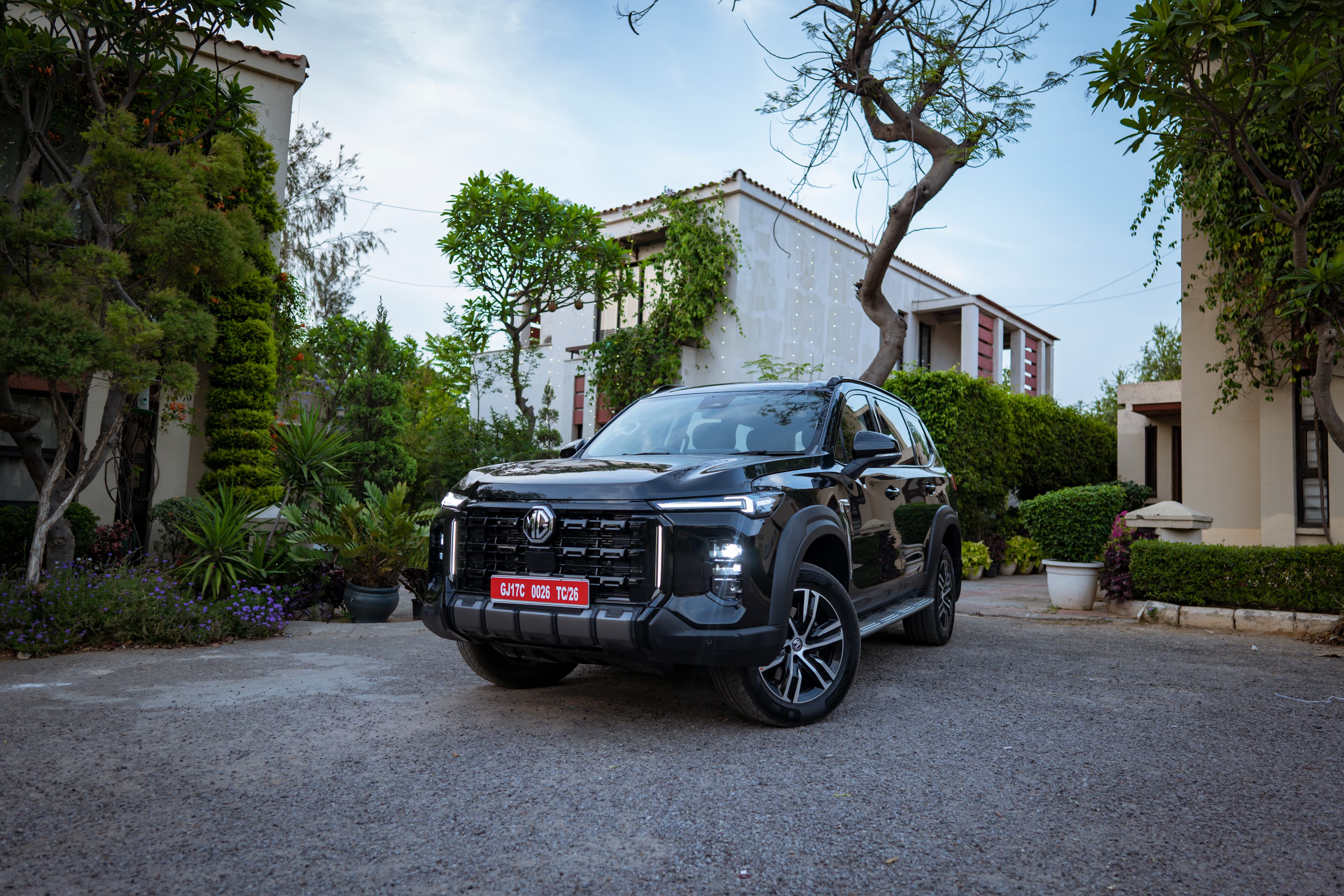 MG Majestor Review: ट्रेन खींचने वाली इस बड़ी SUV को खरीदें या नहीं?