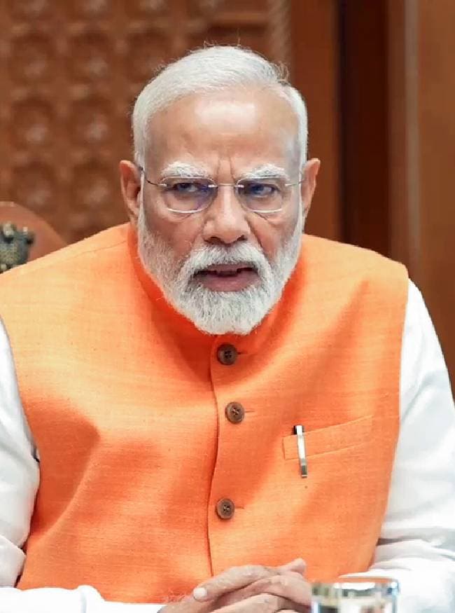 PM मोदी के पास 2 फोन और एक आईपैड