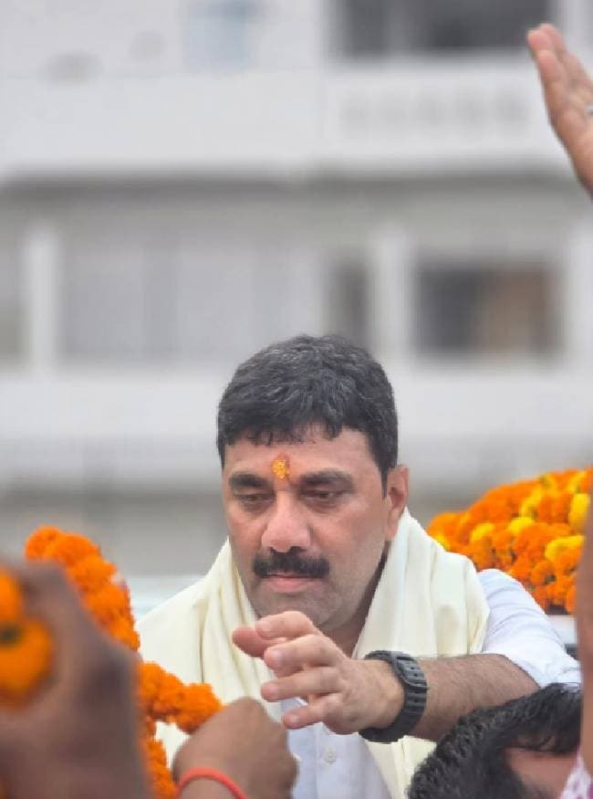 पप्पू पांडेय के खिलाफ गैर-जमानती वारंट