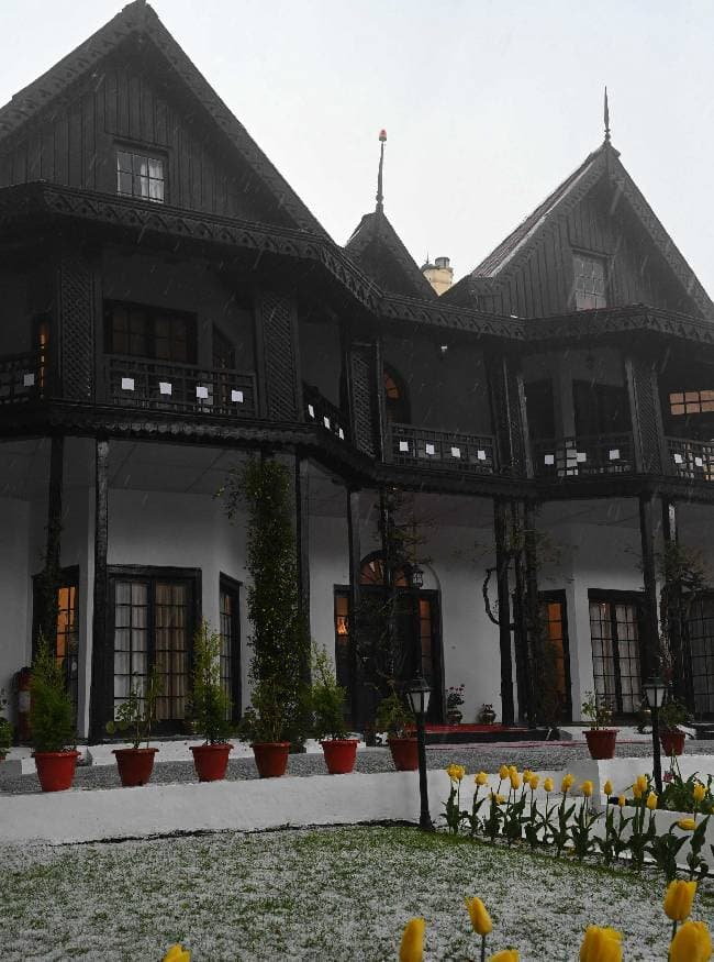 पर्यटकों के लिए ओपन रहता भवन