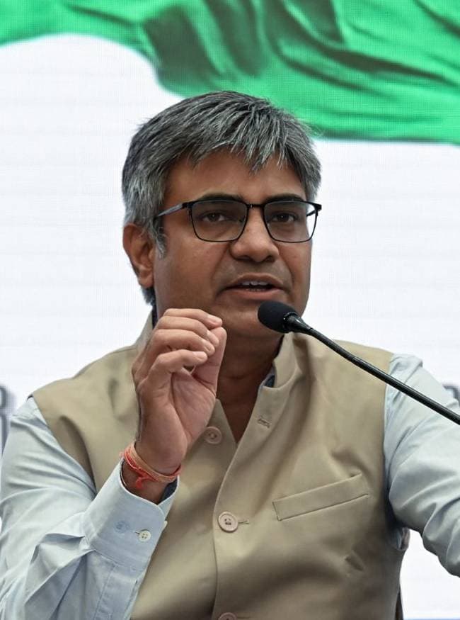 नीतियों से असंतुष्ट थे संदीप पाठक
