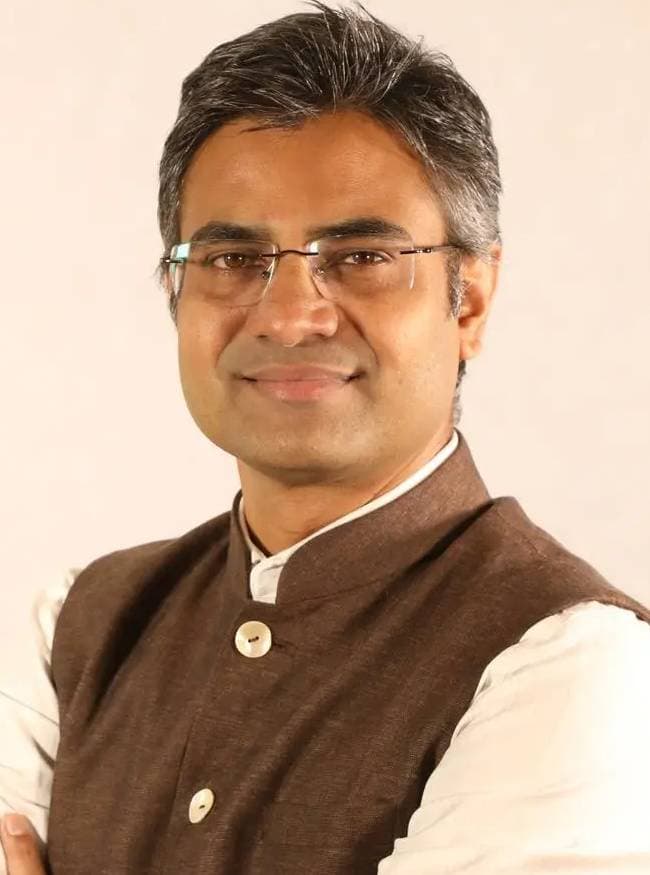 संदीप पाठक का जाना बड़ा झटका