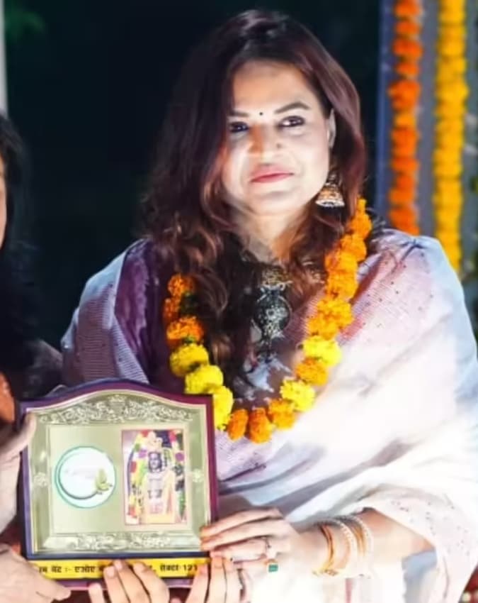 नोएडा से चुनाव लड़ने की चर्चा