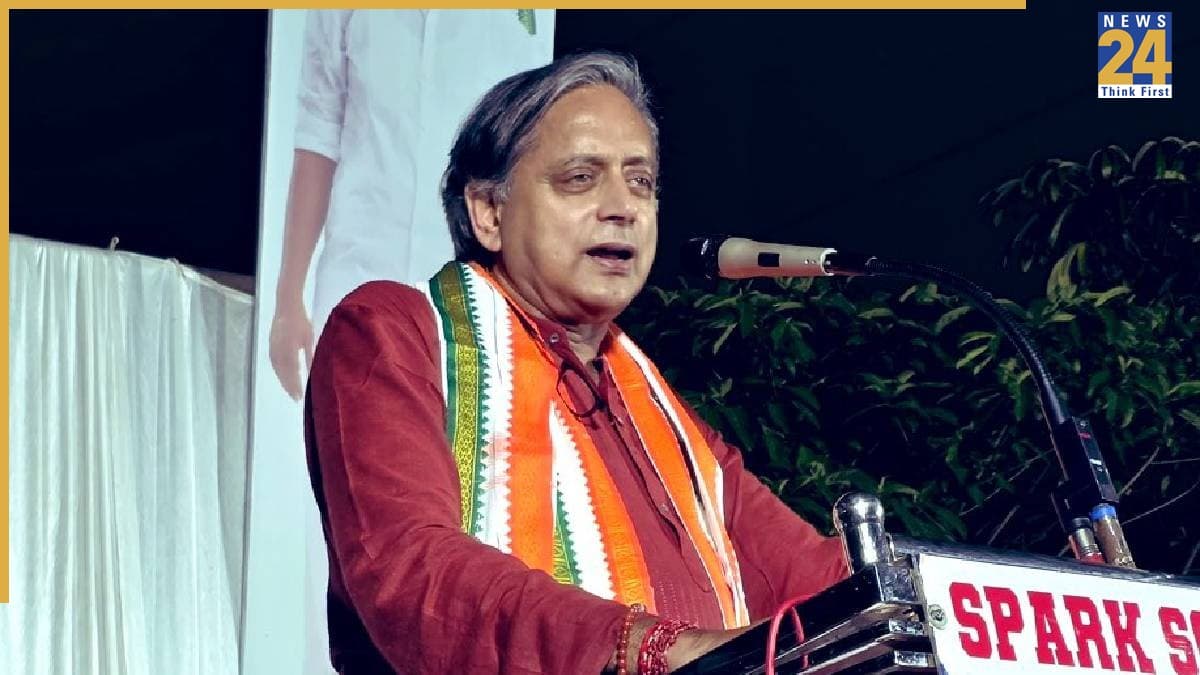 'अमेरिका लिखता है PAK पीएम के ट्वीट', शशि थरूर का पाकिस्तान पर तीखा तंज