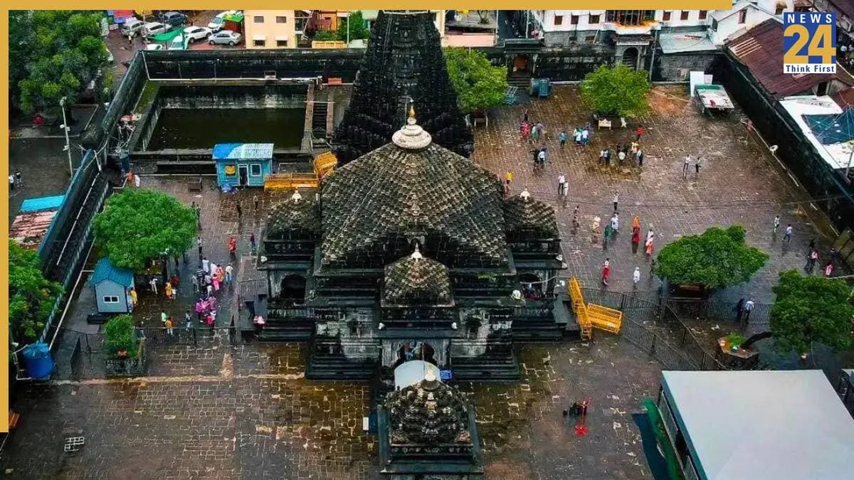 नासिक के त्र्यंबकेश्वर मंदिर में VIP दर्शन के नाम पर कालाबाजारी का खुलासा, ट्रस्ट मेंबर और शरद पवार की NCP के नेता गिरफ्तार