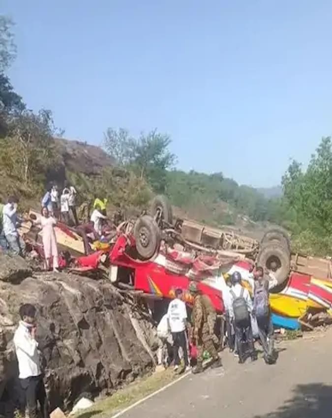 ऑटो-रिक्शा पर ऊपर से आई 'मौत'