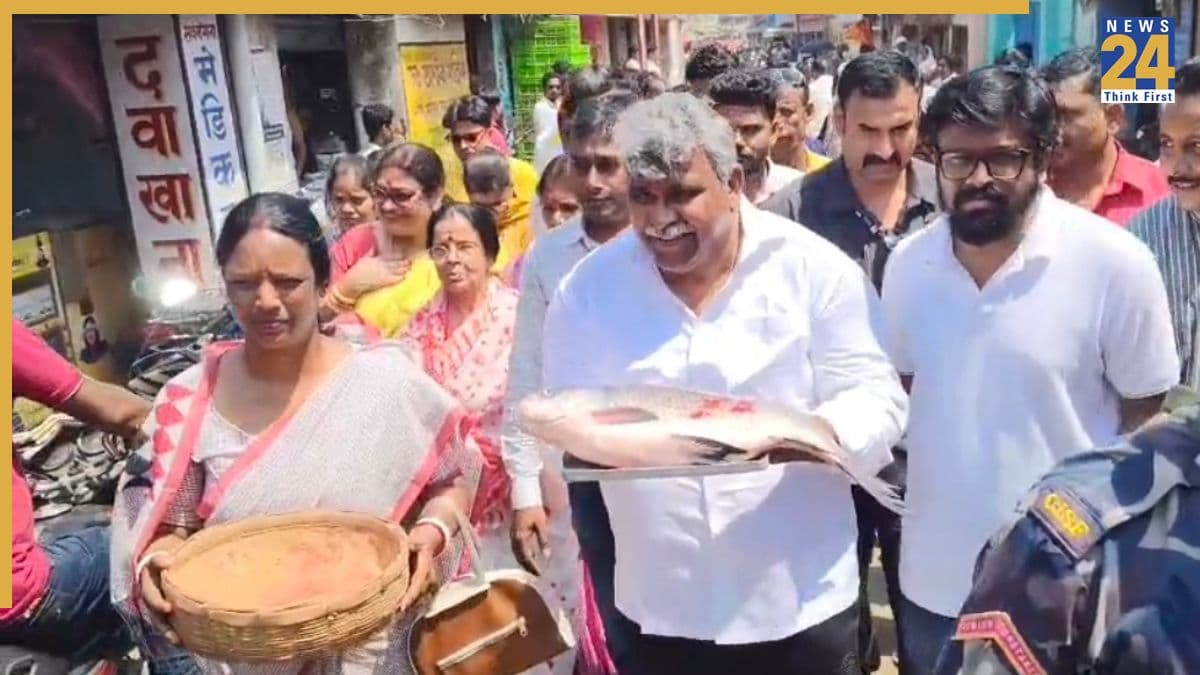 हाथ में बड़ी मछली लेकर बीजेपी प्रत्याशी जितेंद्र तिवारी की नामांकन यात्रा, अनोखे अंदाज ने खींचा ध्यान