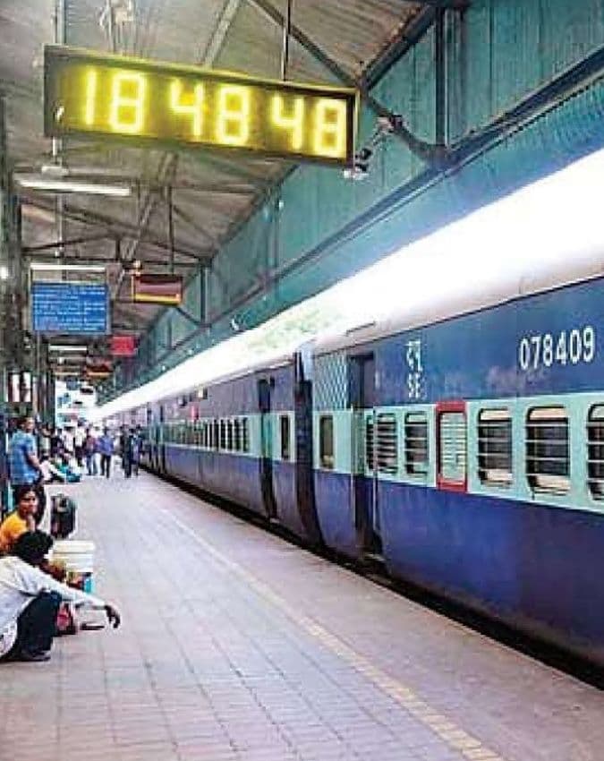 क्या सच में प्लेटफॉर्म पर जा सकती है कार?