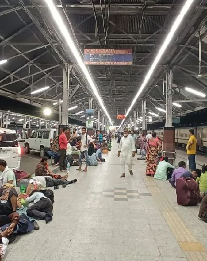 प्लेटफॉर्म तक जाती हैं सड़कें