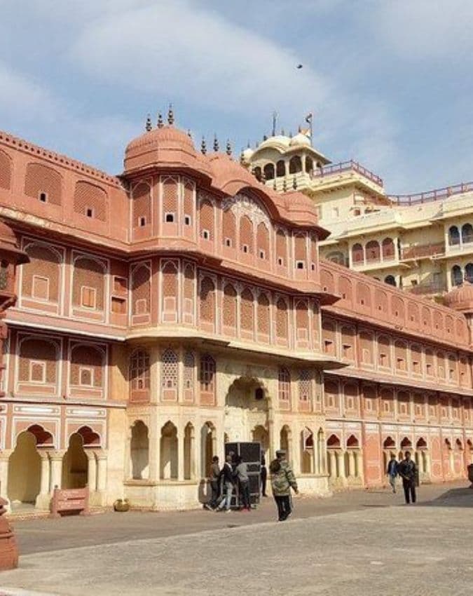 गुलाबी रंग बना कानून