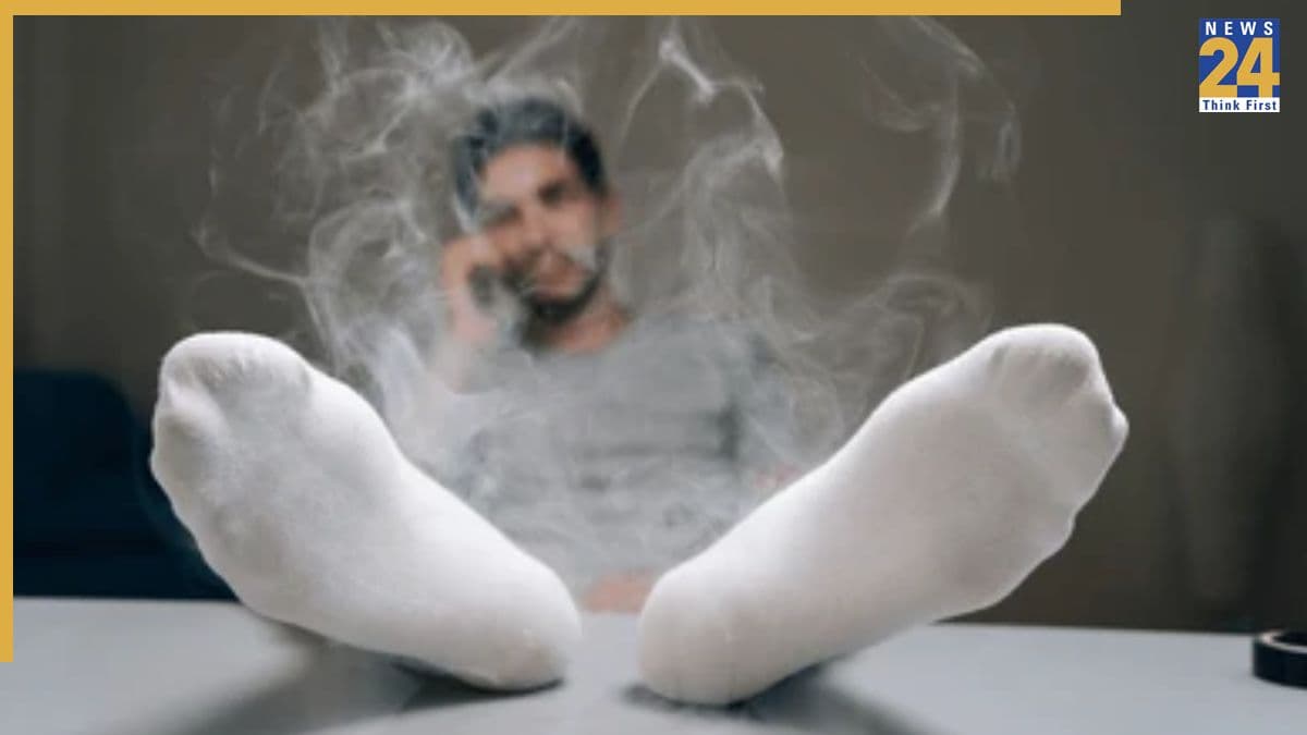 Socks Odor Removal: मोजे की गंदी बदबू से परेशान हैं? छुटकारा पाने के लिए अपनाएं ये 5 असरदार तरीके