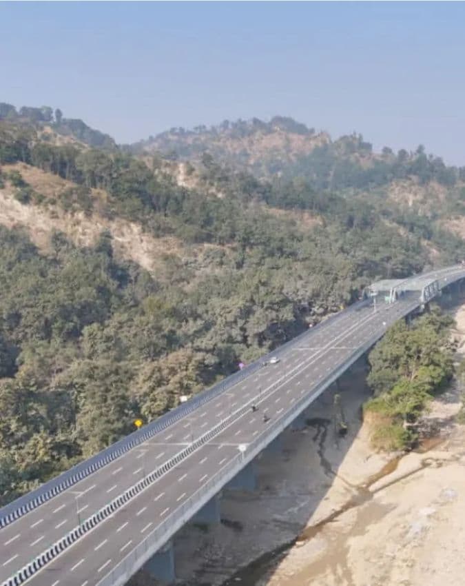 खाने-पीने और जरूरी सामान साथ रखें
