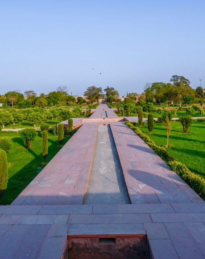 व्यापार और लोकेशन का फायदा