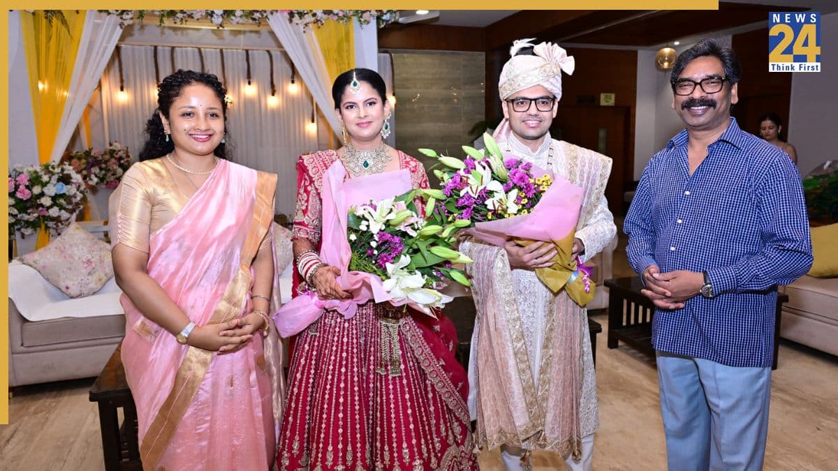 मुख्यमंत्री हेमन्त सोरेन ने पत्नी कल्पना सोरेन के साथ रांची के IAS क्लब में नवविवाहित जोड़े को दिया आशीर्वाद