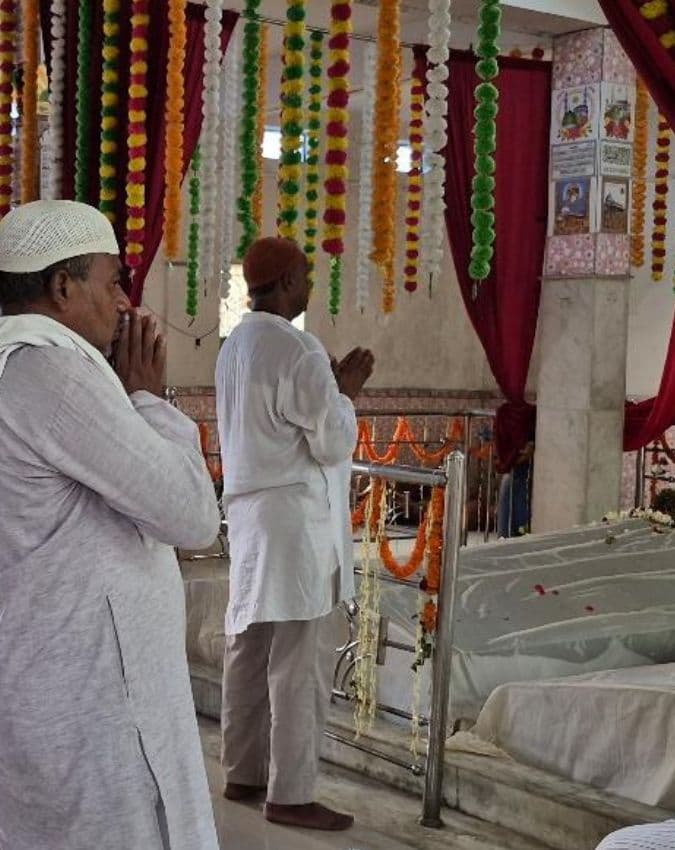 अनजान बाबा का मजार