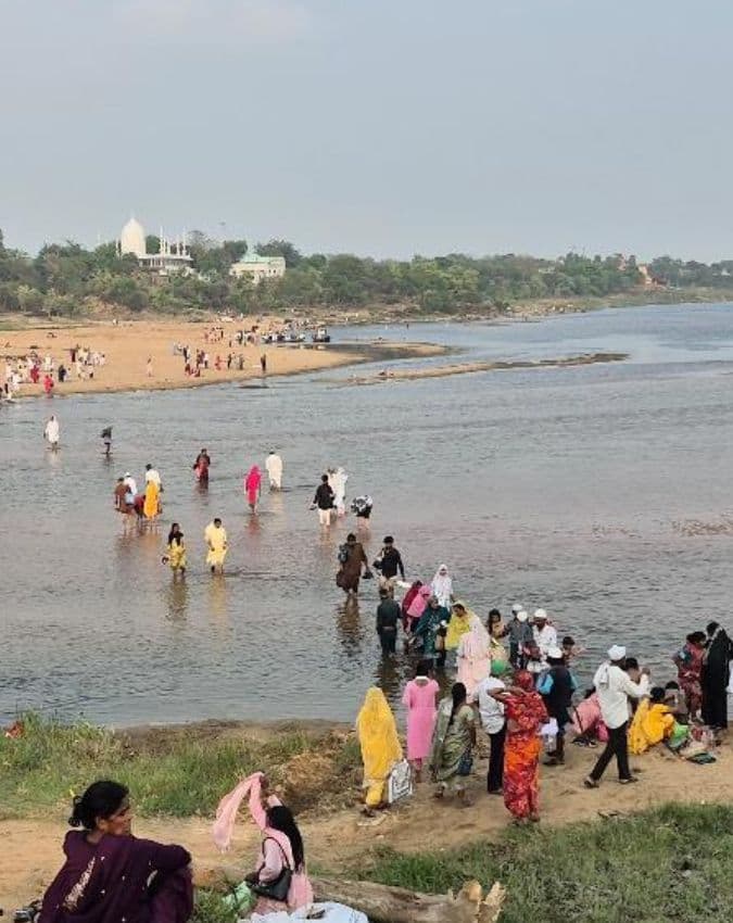 नदी पार करते पहुंचते हैं श्रद्धालु