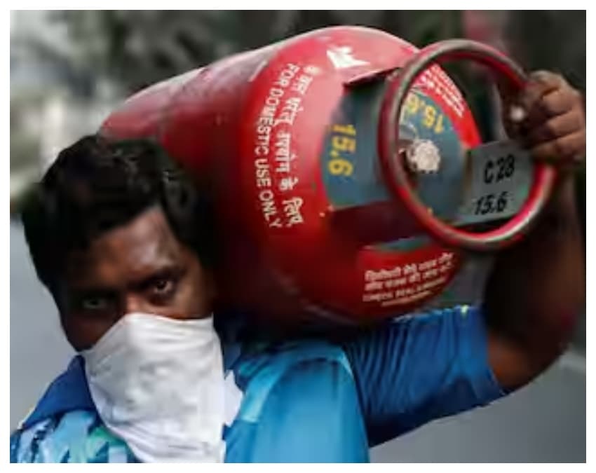 LPG Price Today: अंतरराष्ट्रीय तनाव के बीच राहत, नहीं बढ़े रसोई गैस के दाम