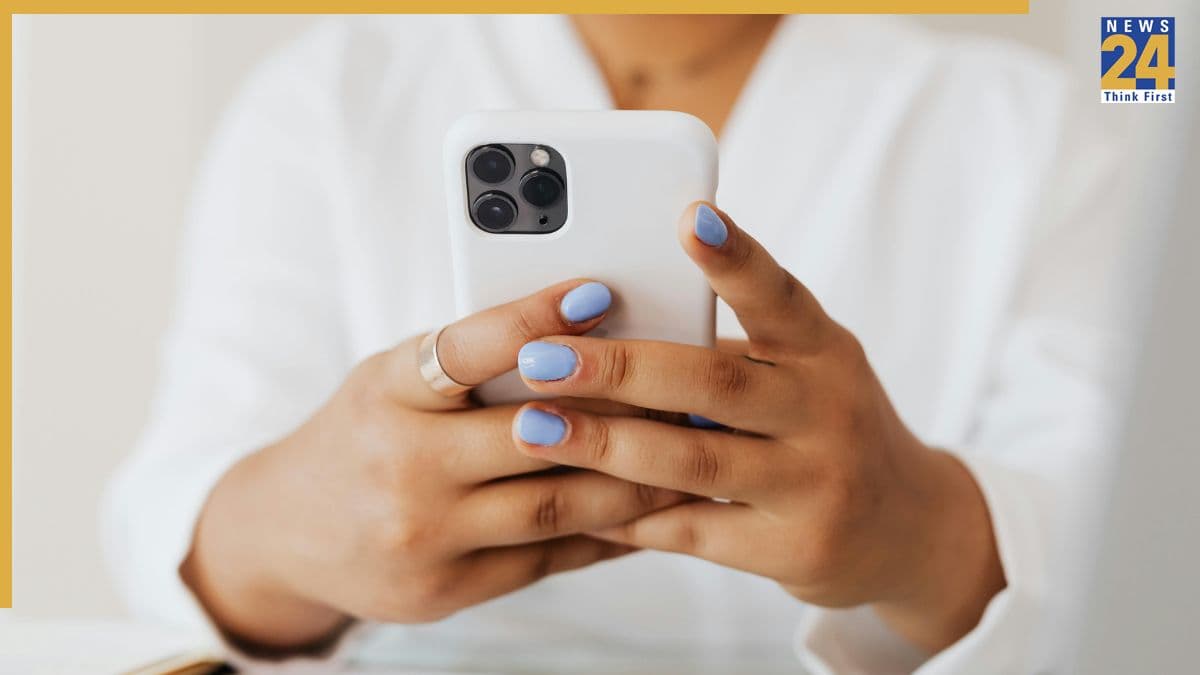बिना इंटरनेट भी चलेगा iPhone! बिना इंटरनेट भेज सकेंगे फोटोस और चलेगा मैप, आ रहा धमाल फीचर