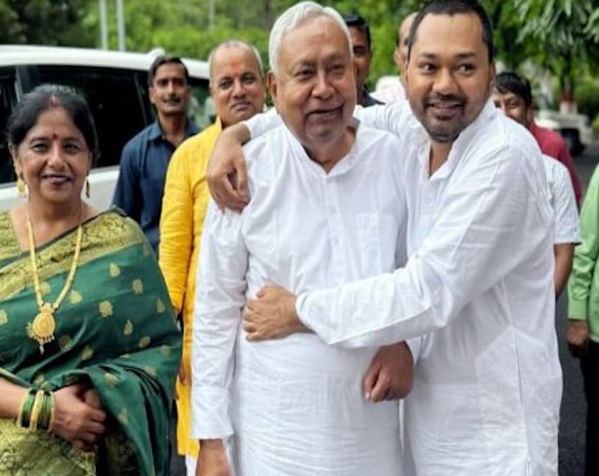 दिल्ली के द्वारका में नीतीश का फ्लैट