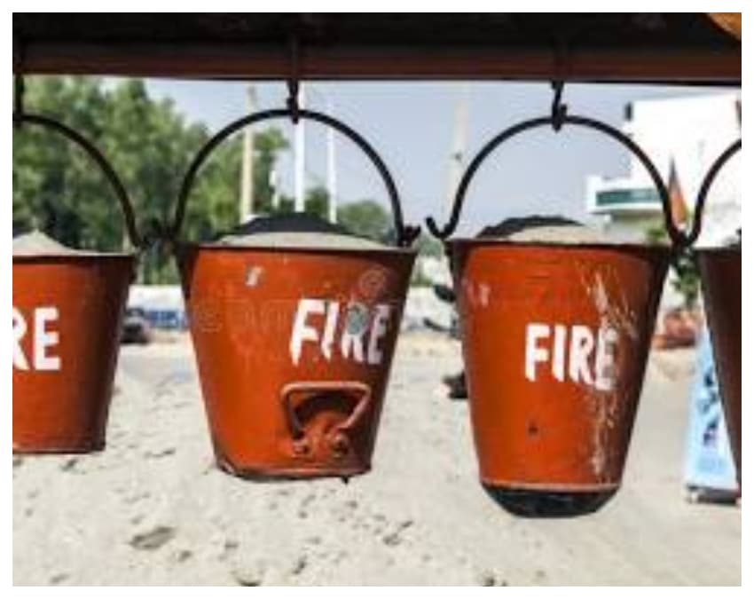 फायर फाइटिंग उपकरण (Safety Gear): सुरक्षा के कड़े नियम
