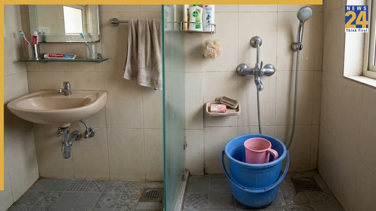 Bathroom Vastu Tips: बाथरूम में ये चीज खाली छोड़ना पड़ सकता है भारी, जीवन में आती हैं रुकावटें
