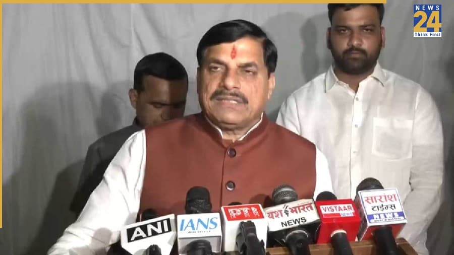पटाखा फैक्ट्री हादसे पर CM मोहन यादव का बड़ा एक्शन, देवास के SDM, नायब तहसीलदार और SDO निलंबित