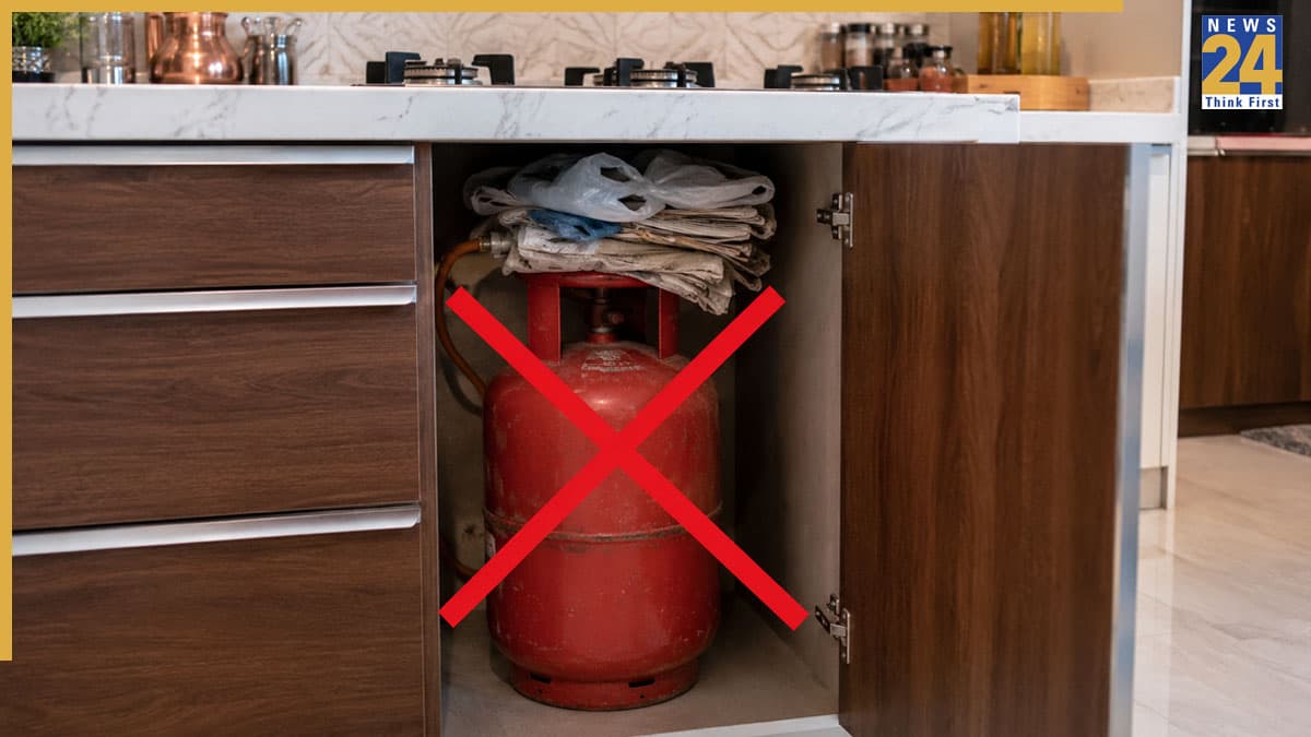 Gas Cylinder Vastu Tips: गैस सिलेंडर के आसपास इन चीजों को रखना है अशुभ, लगता है ग्रह दोष और छाती है दरिद्रता!