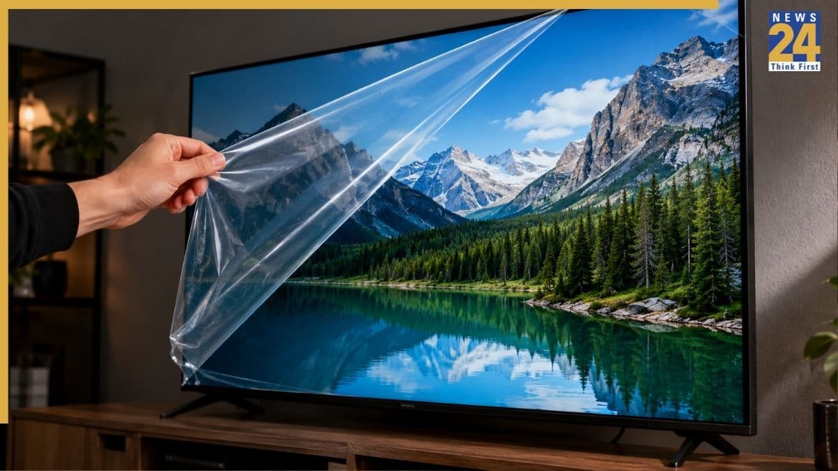 क्या Smart TV की स्क्रीन पर लगी पन्नी हटाना चाहिए? दूर कर लें कन्फ्यूजन