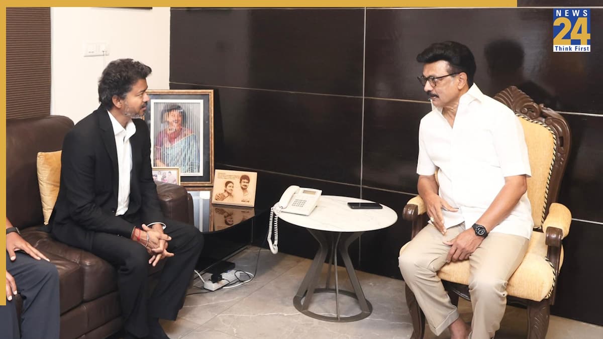 जब तमिलनाडु के पूर्व मुख्यमंत्री से मिले प्रजेंट CM विजय, नजरें मिलीं और फिर… जानिए क्या हुआ?