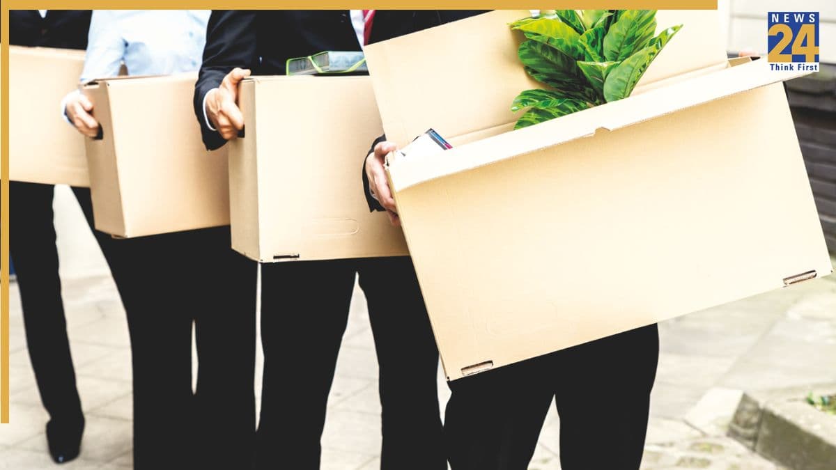 Bank Layoff: इंसानों की जगह काम करेंगे रोबोट और AI! इस बड़े इंटरनेशनल बैंक ने किया 7,000 कर्मचारियों की छंटनी का एलान