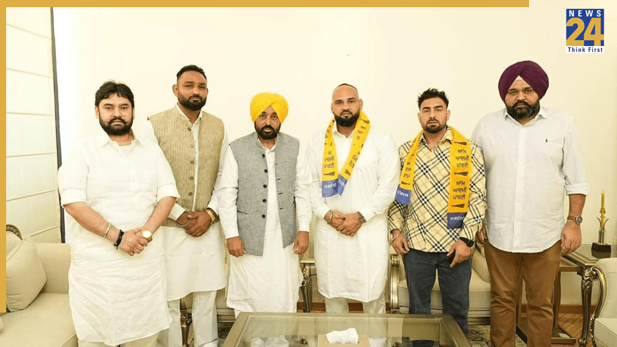 विश्व प्रसिद्ध कबड्डी खिलाड़ी संदीप लुधड़ अपने साथियों के साथ आप में शामिल