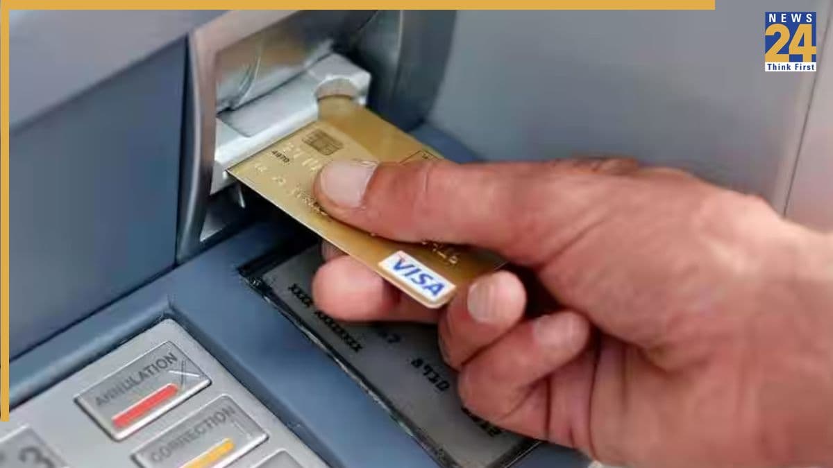 ATM Alert: एटीएम मशीन में फंस गया है आपका डेबिट कार्ड? तो तुरंत करें ये काम, नहीं तो खाली हो सकता है बैंक अकाउंट