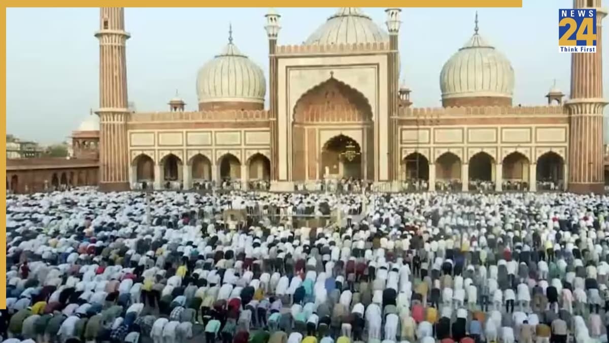 Bakra Eid 2026: जम्मू से हैदराबाद तक, मस्जिदों में पढ़ी गई ईद-उल-अजहा की नमाज, देखें तस्वीरें