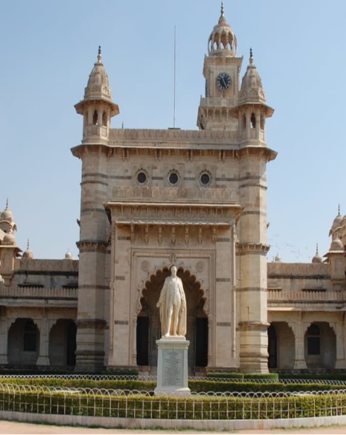 लाखों रुपये है सालाना फीस