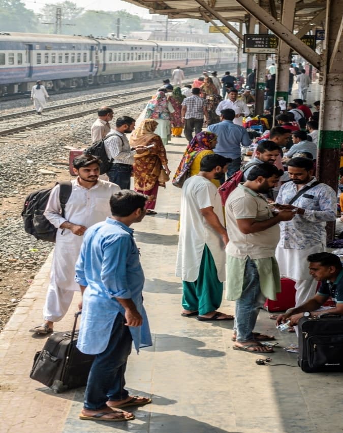 स्मार्टफोन यूजर्स के लिए उपलब्ध