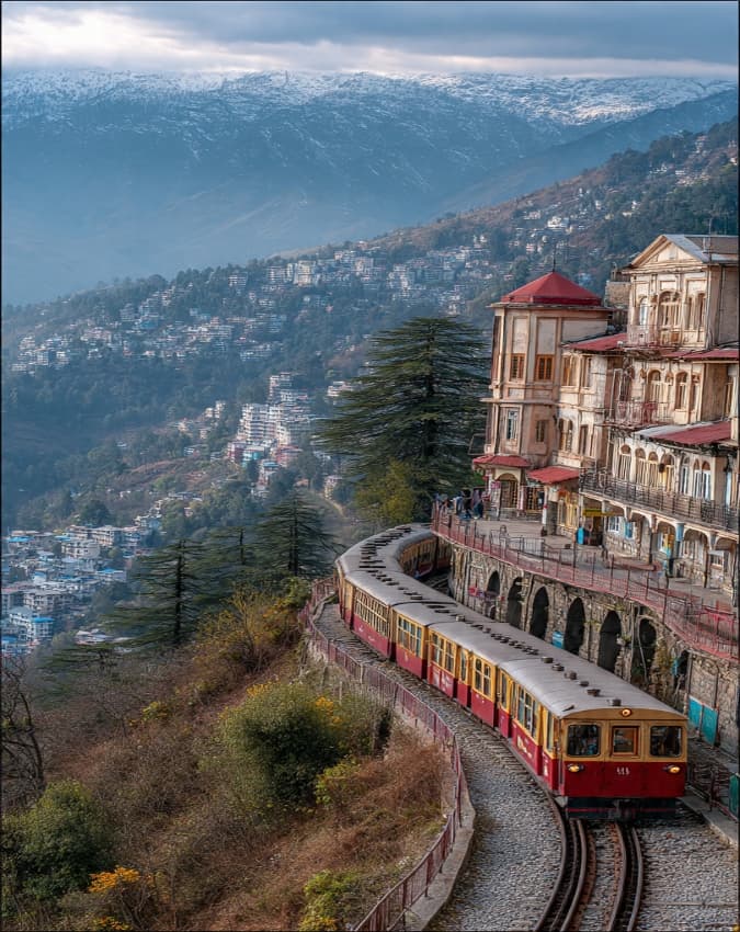पहाड़ी नजारे और शांत वातावरण 