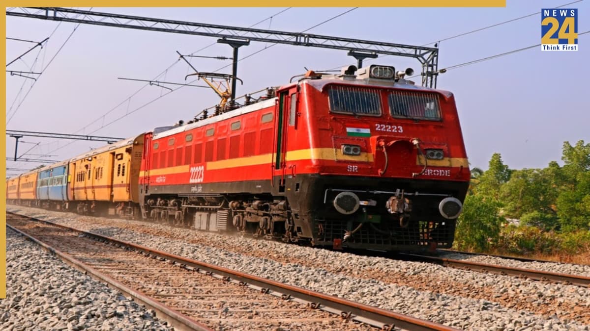 ट्रेन के सफर में ये गलती पहुंचा सकती है जेल, अलग से भरना पड़ेगा जुर्माना, जानें क्या है रेलवे का नियम?