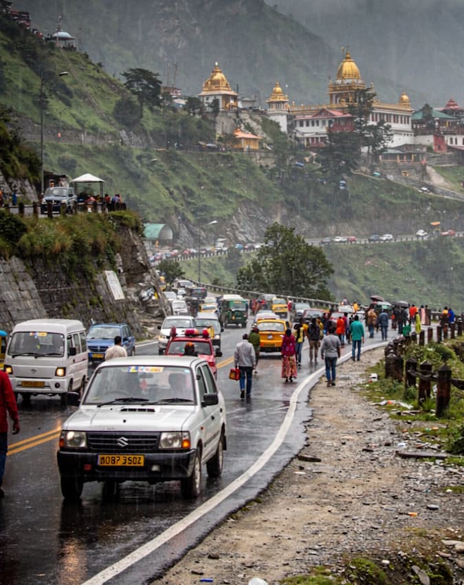यात्रियों को अतिरिक्त सावधानी बरतने की सलाह