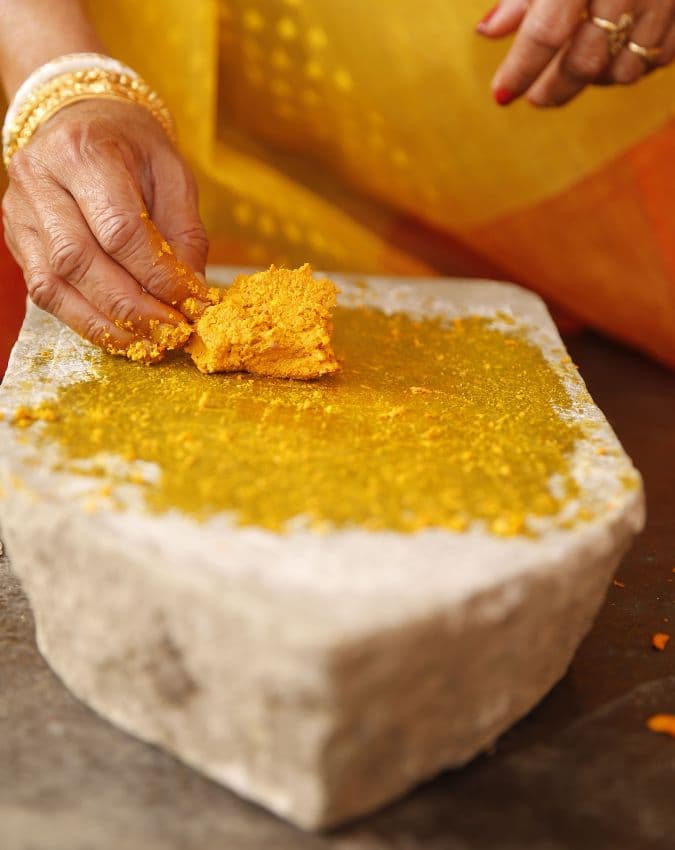 टमाटर और हल्दी 