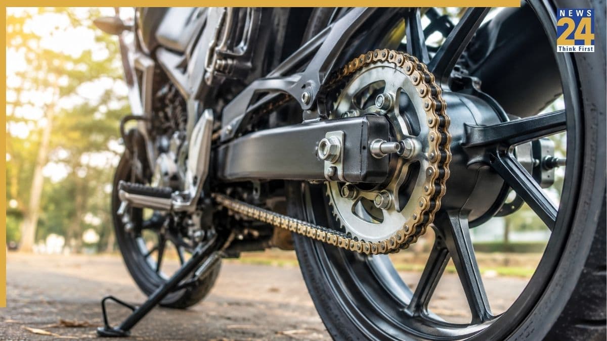 Bike Chain Maintenance: बाइक की चेन कब बदलनी चाहिए, क्या इससे गाड़ी की परफॉर्मेंस पर पड़ता है असर?