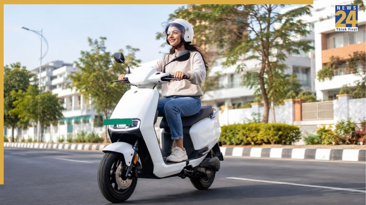 बिना लाइसेंस और रजिस्ट्रेशन चलाएं ये इलेक्ट्रिक स्कूटर! सिर्फ 41 हजार से शुरू है कीमत