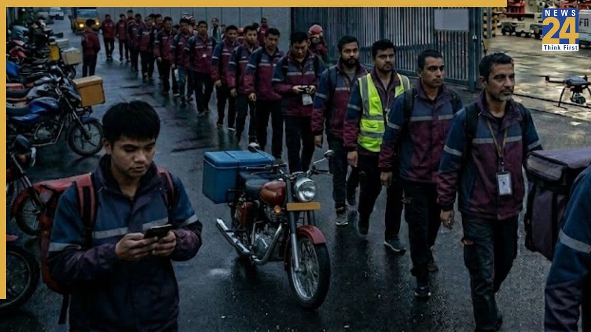 AI के बाद रोबोट्स ने बढ़ाई बेचैनी! छिनने जा रही 7 लाख युवाओं की नौकरी, इस टेक दिग्गज ने चेताया