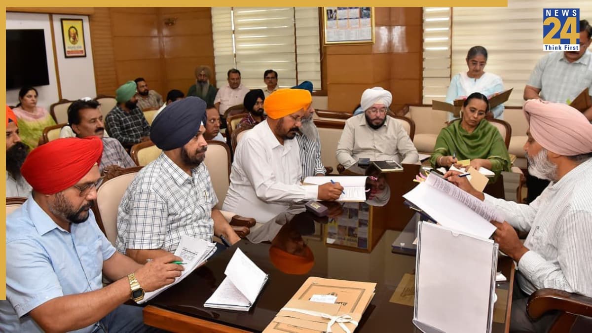 वित्त मंत्री हरपाल सिंह चीमा ने कर्मचारी यूनियनों के साथ उच्च स्तरीय बैठकों की अध्यक्षता की, लंबित मुद्दों के जल्द समाधान के दिए निर्देश