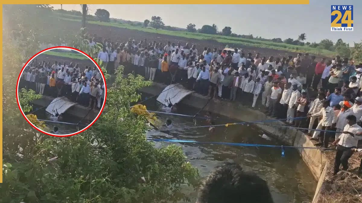 महाराष्ट्र के सोलापुर में भीषण सड़क हादसा, कुएं में गिरी श्रद्धालुओं से भरी पिकअप वैन, 8 की मौत