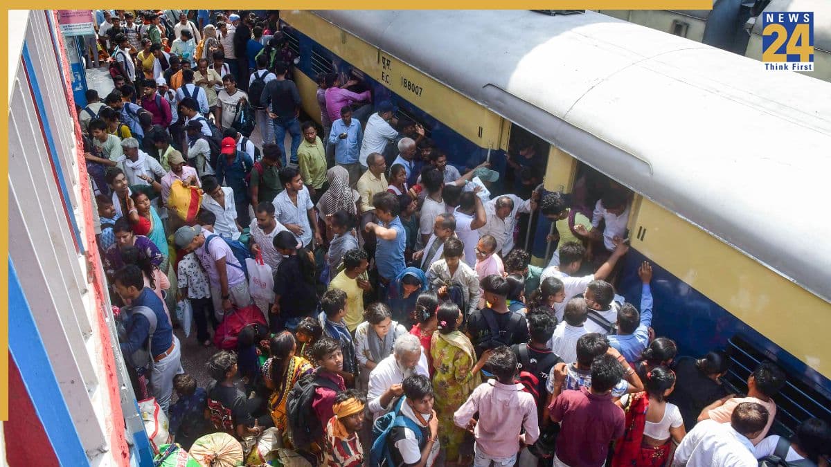 बिना टिकट सफर करने वालों की अब खैर नहीं! रेलवे ने बढ़ाया जुर्माना; जानिए- अब कितना देना होगा फाइन