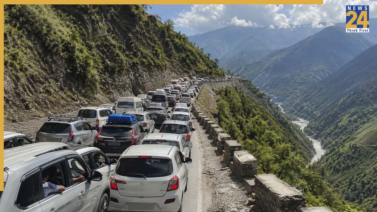 रुक गई है हिमाचल की सड़कों की रफ्तार, गर्मी से राहत पाने के लिए पहाड़ों की ओर भाग रहे लोग, घंटों जाम में फंसे पर्यटक