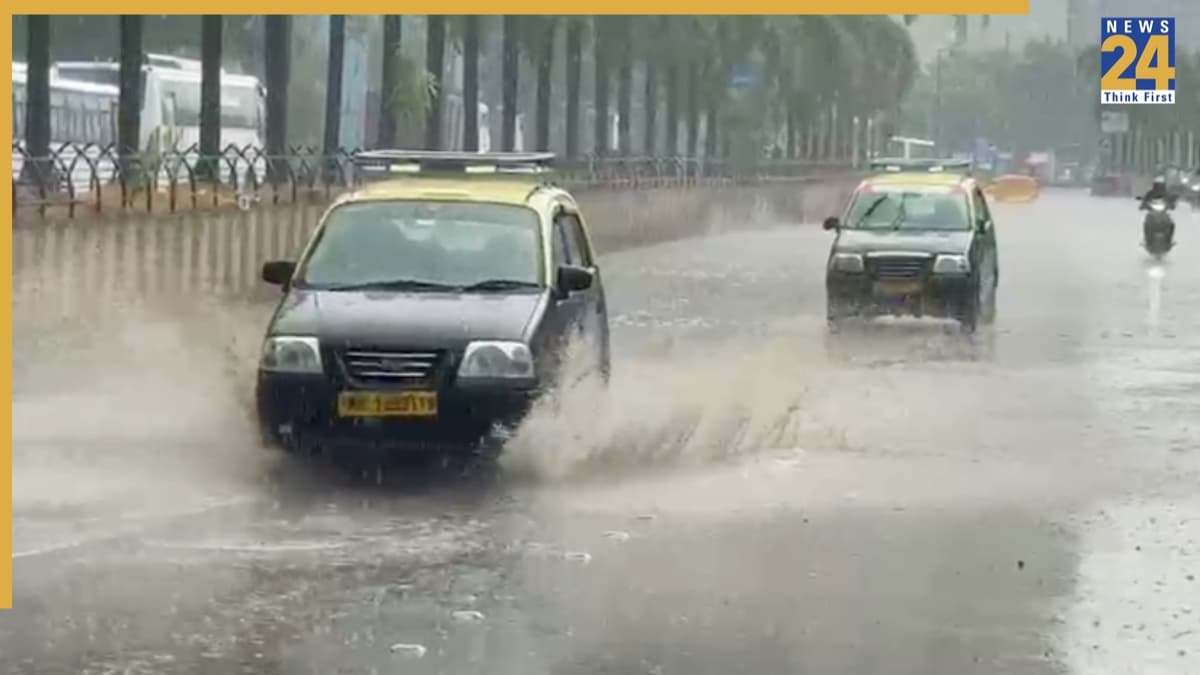 Mumbai Weather: मुंबई में मानसून की मूसलाधार बारिश, कई जगह सड़कों पर जलभराव; IMD ने जारी किया येलो अलर्ट