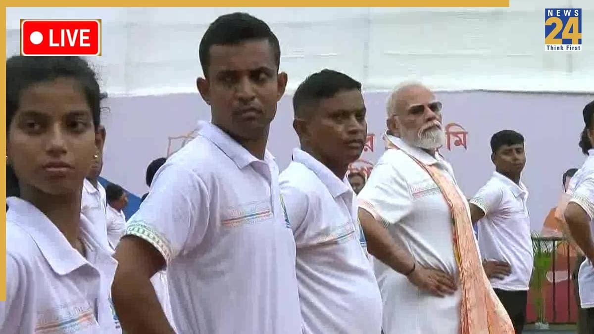 21 June International Yoga Day: कोलकाता में PM मोदी का योगाभ्यास, ITBP जवानों ने पैंगोग लेक के किनारे और नौसेना ने पानी के अंदर किए योगासन