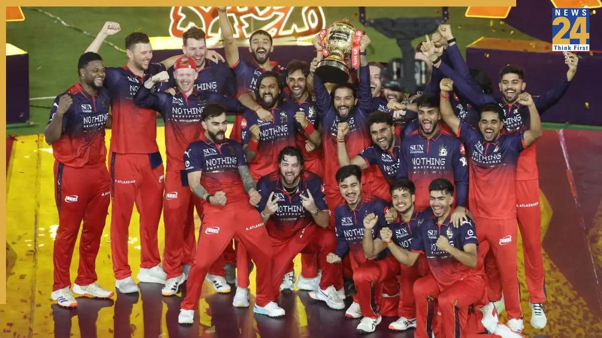 IPL 2026 चैंपियन बनने के अगले दिन RCB के स्टार खिलाड़ी पर लगा बैन, BCCI ने लिया बड़ा एक्शन