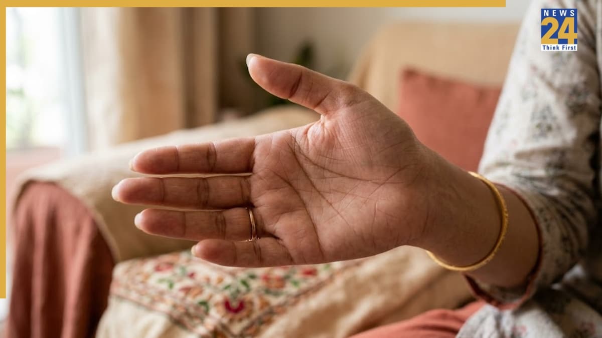 Scissors Mark: हथेली पर कैंची जैसा X का निशान होना कैसा होता है? हस्तरेखा शास्त्र से जानें संकेत